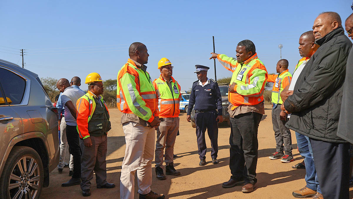 Minister for Public Works and Transport Chief Ndlaluhlaza in conversation with Prime Minister Russell Dlamini during the tour at Sithobela.